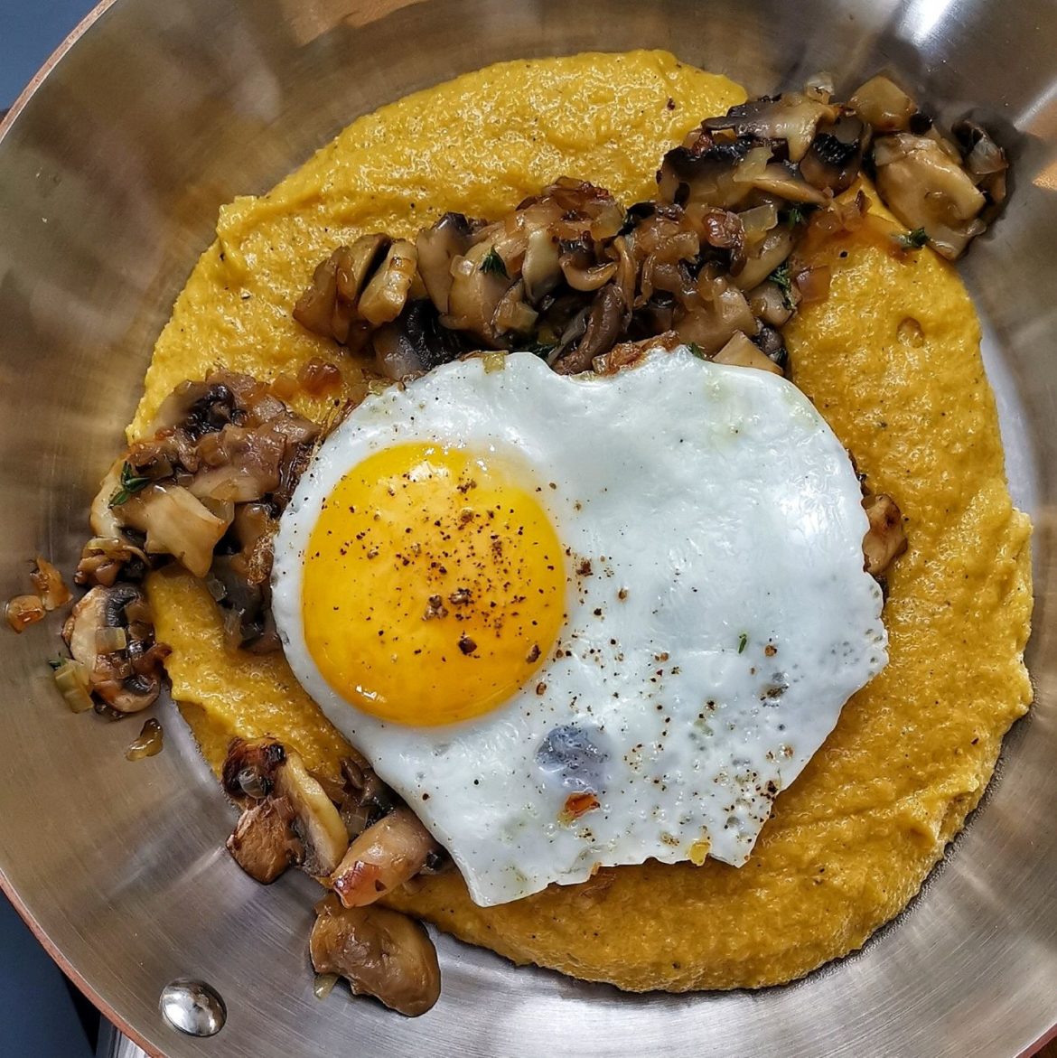 פולנטה מהירה עם פטריות מוקפצות