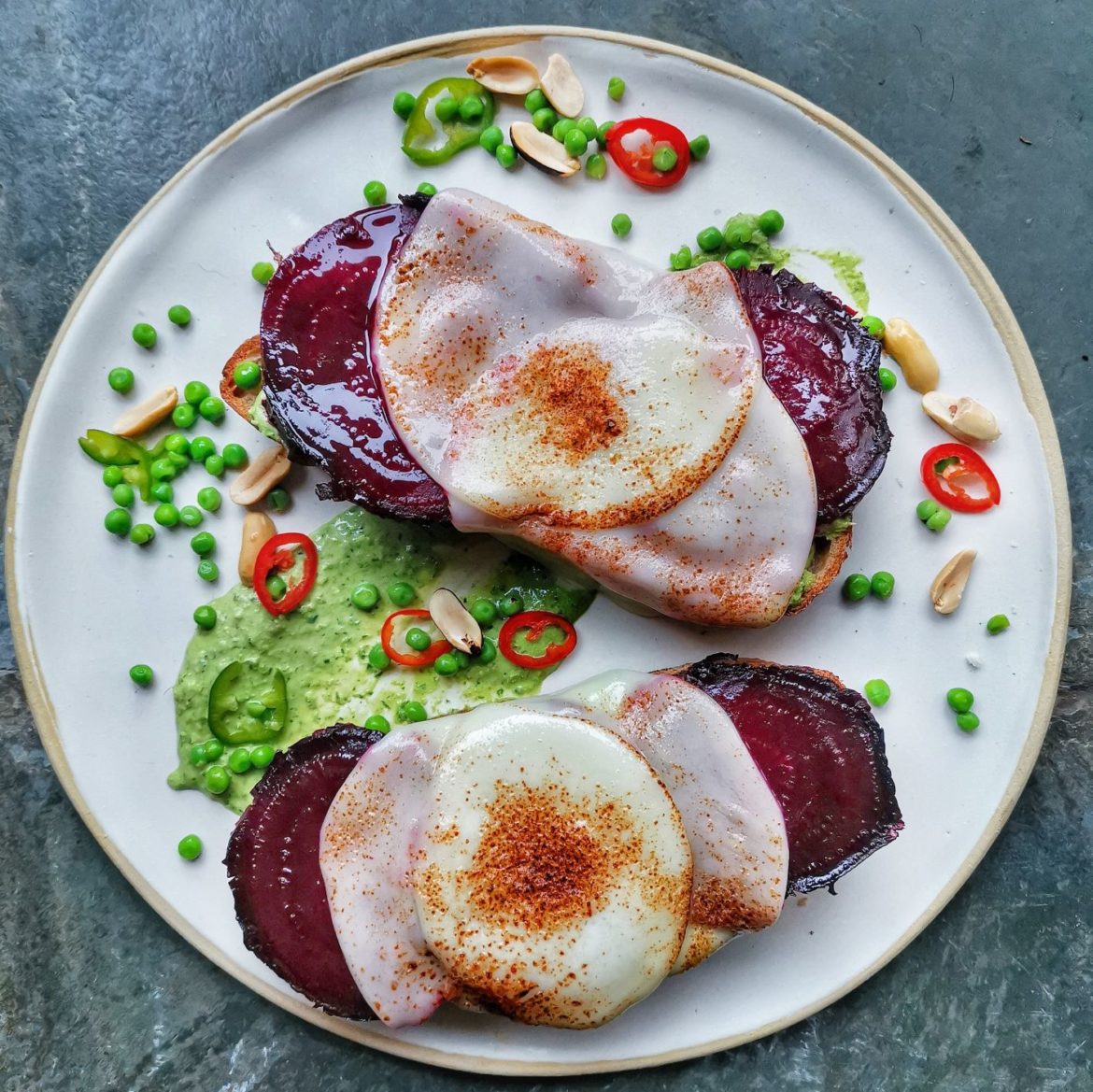 סנדוייץ' גבינת מוצרלה וסלקים צלויים