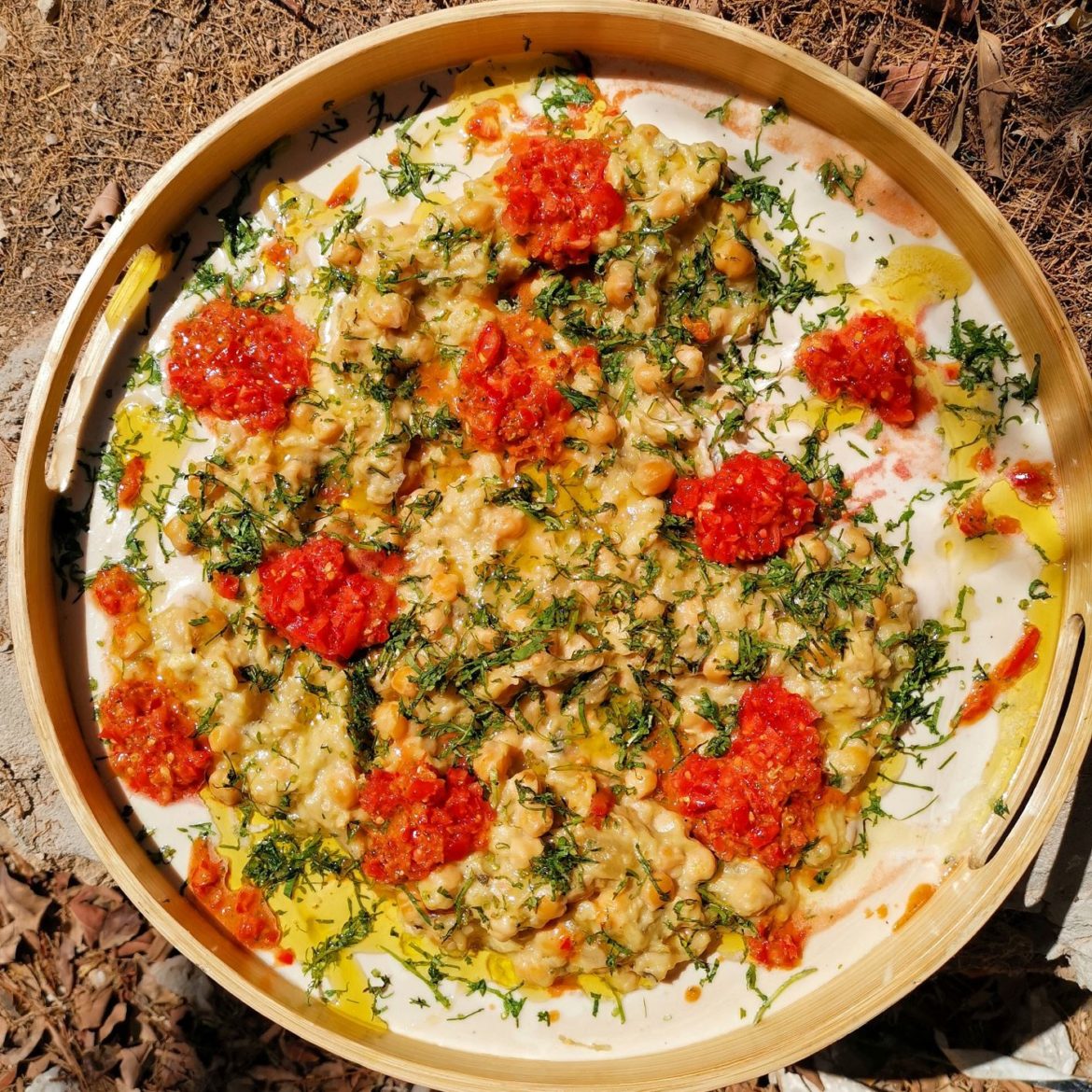 מסבחה חצילים עם סלסת עגבניות חריפה